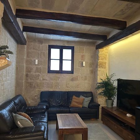Traditional House Of Character With Terrace - Central, Cozy & Calm Appartement Birkirkara Buitenkant foto