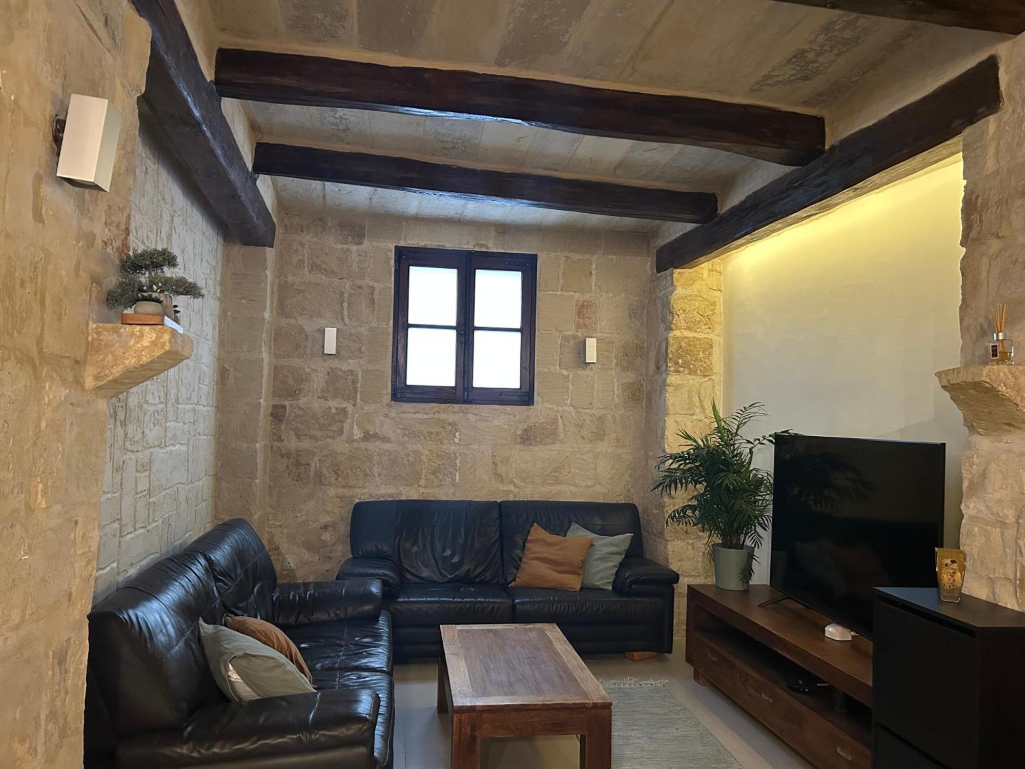 Traditional House Of Character With Terrace - Central, Cozy & Calm Appartement Birkirkara Buitenkant foto