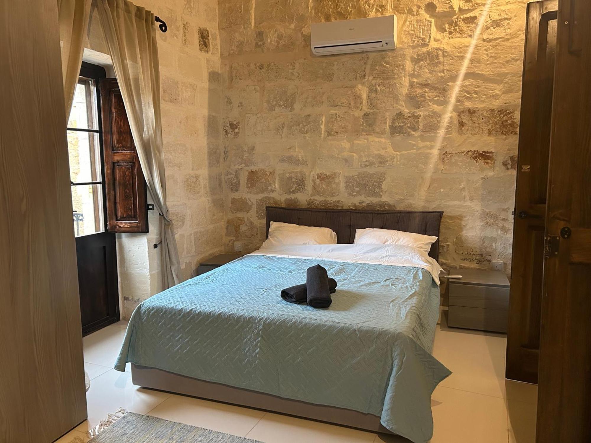 Traditional House Of Character With Terrace - Central, Cozy & Calm Appartement Birkirkara Buitenkant foto